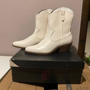 Western Style Women's Cream Heeled Boots Size 9